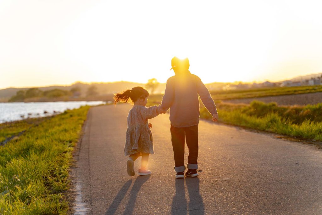 手を繋ぐ仲良し兄妹