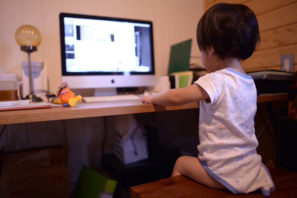PCを見る息子